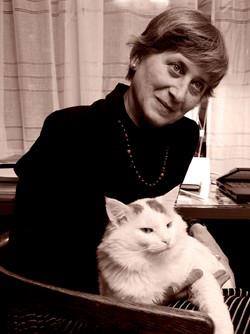 Файл:Olga Sedakova with a cat.jpg