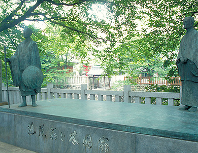 Файл:Statue of Matsuo Basho and Tani Bokuin.jpg